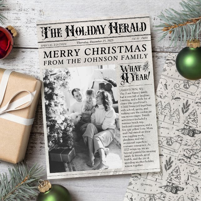 Foto de periódico antiguo Año en revisión Navidad (Unique vintage newspaper modern year in review What A Year black and white photo Christmas Card)