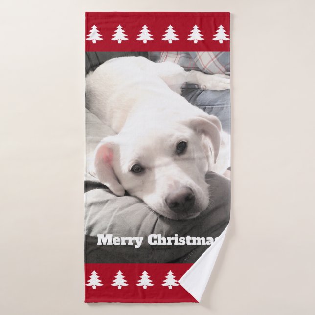 Foto de Perro blanco lindo Árboles de Navidad rojo (Toalla de baño)