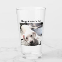 Foto de perro blanco lindo colgando con papá