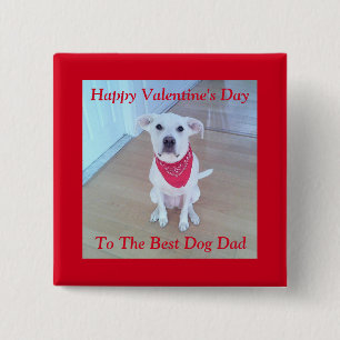 Foto de perro blanco lindo con botón rojo de oreja