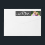 Foto de pizarrón de guiones rusos Guardar la fecha<br><div class="desc">Boda personalizada guardar la fecha ajuste de fecha etiquetas de dirección de retorno característica "Guardar la fecha" diseño de texto de script blanco con espacio para una foto y dirección de retorno. El fondo tiene un estilo de pizarra negra con textura.</div>