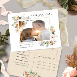 Foto de postales para blogs de tierra y Boda beige<br><div class="desc">Anunciar la fecha de su boda con esta elegante boda FOTOGRÁFICA Guardar la postal de fecha. Diseño con exquisitos tonos tierra y floral enmarcando tu fotografía. Detalles florales en una hermosa mezcla de beige, rosa polvoriento, rubor, terracota, naranja, verde y un toque de azul. Volver con la información de la...</div>