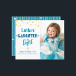 Foto de presupuesto Hanukkah Latkes Tarjeta de Luz<br><div class="desc">"Lágrimas, risas y luz". Una tipografía divertida, hecha a mano, en azul polvoriento, turquesa y verde azulada y un patrón al azar de Relieve metalizado de oro falso Star of David sobre un fondo blanco, junto con la foto de tu elección, te ayudan a iniciar Hanukkah. Las líneas blancas dibujadas...</div>