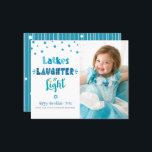 Foto de presupuesto Hanukkah Latkes Tarjeta de Luz<br><div class="desc">"Lágrimas, risas y luz". Una tipografía divertida, caprichosa y artesanal y un patrón al azar de la estrella de David con un fondo blanco y azul polvoriento, turquesa y verde azulado, junto con la foto de su elección, te ayudan a iniciar Hanukkah. Las líneas blancas dibujadas a mano y un...</div>