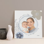 Foto de primer Día de la Madre Flor de arte pop mo<br><div class="desc">Personaliza para cualquier ocasión con una de tus fotos favoritas y tu elección de texto - perfecto para el primer día de la madre, cumpleaños, etc. Este diseño moderno presenta flores abstractas de arte pop en estilo marimekko / morla kiely, salpicaduras de pintura y tipografía casual estilo escritura manuscrita. Tiene...</div>
