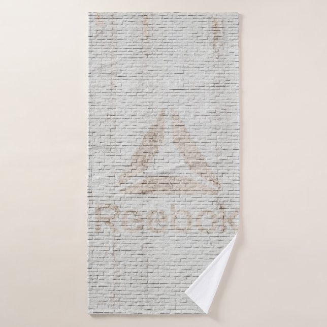 Foto de primer plano del logo de Reebok en la pare (Toalla de baño)