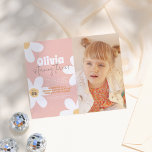 Foto de Retro Daisy Groovy Tarjeta de Presupuesto<br><div class="desc">¡Invitaciones para fiestas de cumpleaños de postales para cualquier chica de edad! Celebra su próximo hito con este divertido diseño de estilo de los años 70 con una foto de la chica de cumpleaños, y su nombre en una tipografía de tipografía grande y groovy con su edad debajo en escritura...</div>