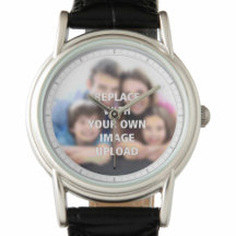 Foto de su familia impresa en un reloj