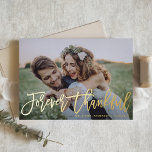 Foto de un Boda de caligrafía moderna y agradecida<br><div class="desc">Envíe gracias a la familia y amigos por ser parte de su día especial con esta tarjeta de agradecimiento de personalizable. Presenta "Forever Thankful" en caligrafía moderna. Puede personalizar esta tarjeta de agradecimiento de boda de Relieve metalizado dorado añadiendo sus detalles. Esta tarjeta de agradecimiento del boda de fotos está...</div>