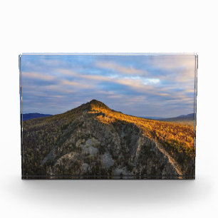 foto de un bosque otoñal montañoso, montañas, p
