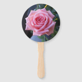 Foto de una rosa rosa en un abanico manual