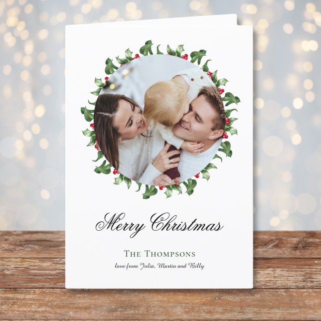 Foto de Wreath sobre la tarjeta de vacaciones de l ('Merry Christmas' Holiday Card with elegant custom text and photo inside a green festive wreath)