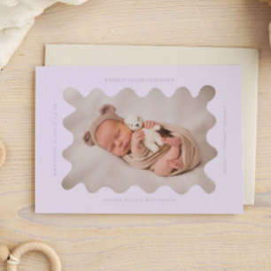 Foto del anuncio de nacimiento púrpura ruidosament