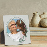 Foto del Día de la Madre Marco de imagen de flores<br><div class="desc">Placa fotográfica con marco de flor silvestre y texto editable para personalizar para cualquier ocasión. La plantilla de fotos está configurada para que agregue la imagen, que se muestra en forma redonda. Este elegante y delicado diseño tiene un marco fotográfico floral con flores silvestres rosas y vegetación. Si tienes alguna...</div>
