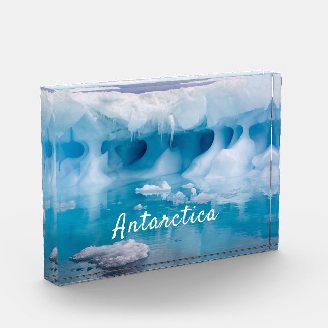 Foto del iceberg de la Antártida con texto (Izquierda)