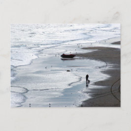 Foto del mar llegando a la costa con la postal del