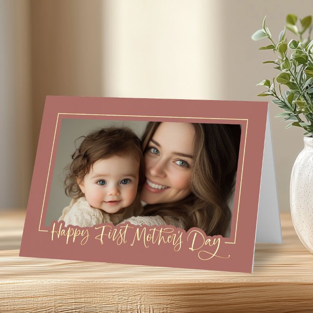 Foto del primer día de la madre feliz (Shown on a folded 5"x7" gold foil greeting card)