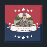 Foto del Servicio Militar Imán Azul Blanco Rojo<br><div class="desc">Honra a tu serviceminista con este imán cuadrado patriótico rojo blanco y azul de 2" x 2" que incluye una fotografía de un círculo central, un cartel de estrellas y rayas con un falso borde de Relieve metalizado y marcadores de posición para el nombre y rango de tu persona de...</div>
