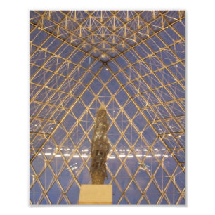 Foto Dentro de la Pirámide en el Louvre de París, Franc