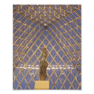 Foto Dentro de la Pirámide en el Louvre de París, Franc
