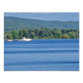 Foto Deslumbrante lago azul en un brillante día de vera