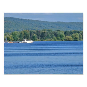 Foto Deslumbrante lago azul en un brillante día de vera
