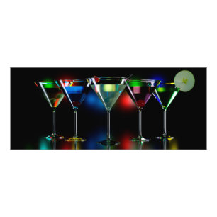 Foto Distintos cócteles en gafas de martini con luces