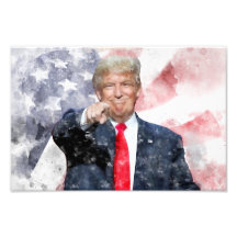 Donald Trump señala con bandera estadounidense