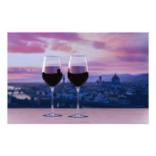 Foto Dos copas de vino tinto en el horizonte de Florenc