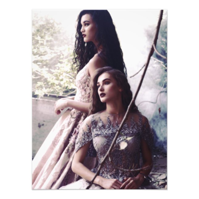 Foto Dos mujeres elegantes con vestidos de época - (Frente)