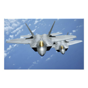 Foto Dos rapaces F-22 vuelan sobre el Océano Pacífico
