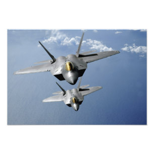 Foto Dos raperos F-22 sobrevuelan el Océano Pacífico 2