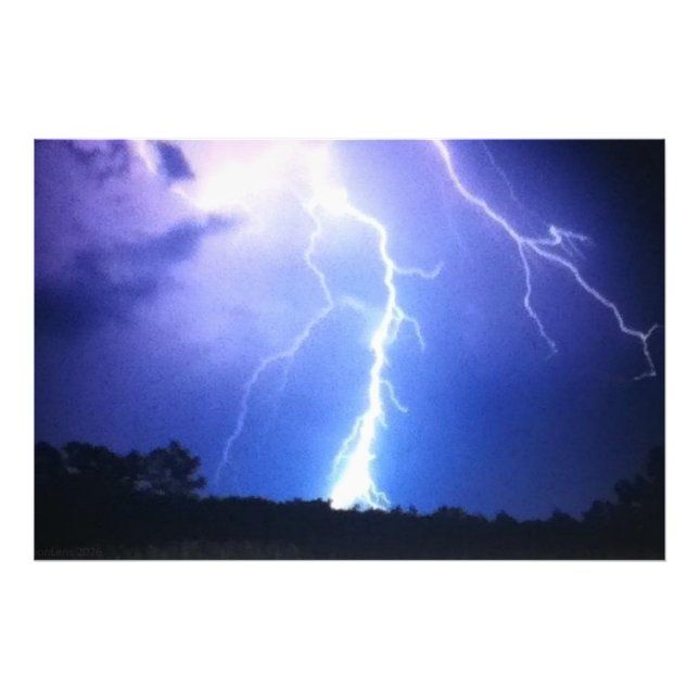 Foto Dramatic Lightning Over Forest (Frente)