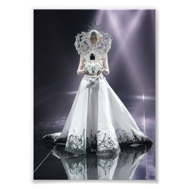 Foto Dramática mujer blanca de origen haitiano en espar (Frente)