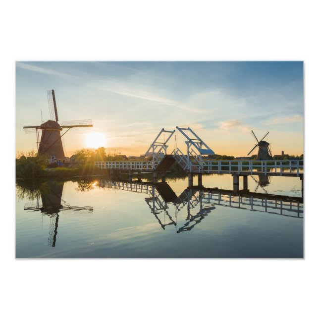 Foto Drawbridge y molinos de viento al atardecer en Hol (Frente)