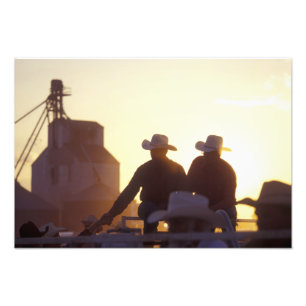 Foto EE. UU., Wyoming, Pine Bluffs. Dos hombres se dan 