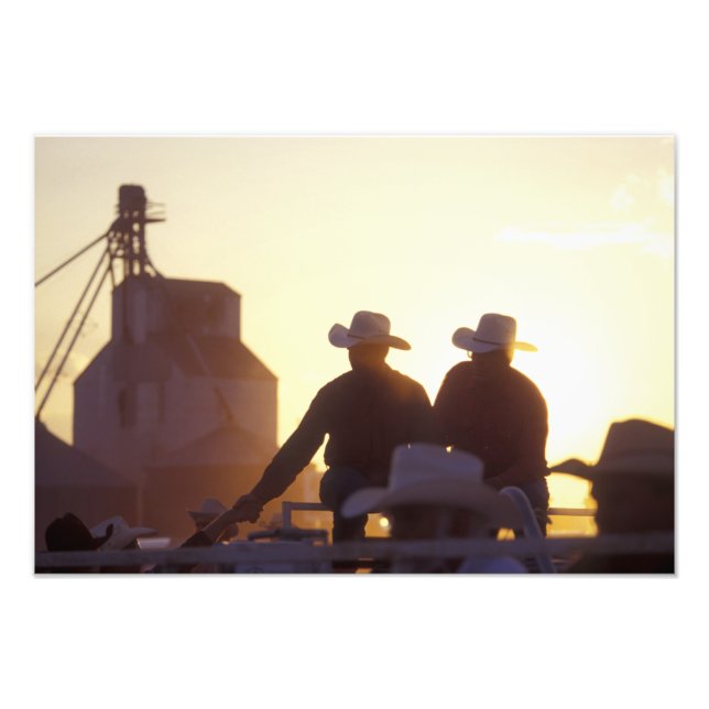 Foto EE. UU., Wyoming, Pine Bluffs. Dos hombres se dan  (Frente)