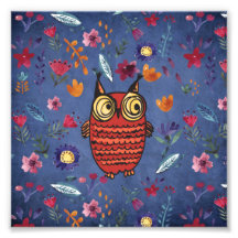 El búho sabio del jardín florido