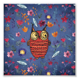 Foto El búho sabio del jardín florido