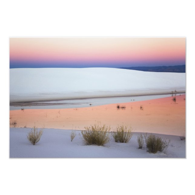 Foto El cielo del atardecer reflejado en la piscina de  (Frente)