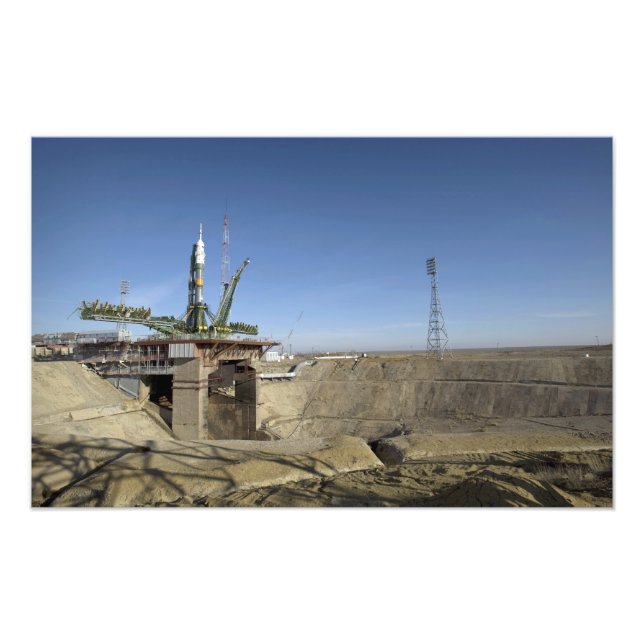 Foto El cohete Soyuz se erige en la posición 2 (Frente)