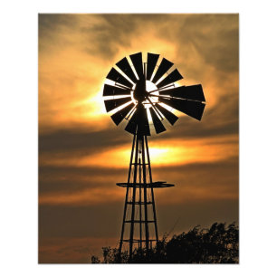 Foto El colorido atardecer de Kansas con nubes y el sol