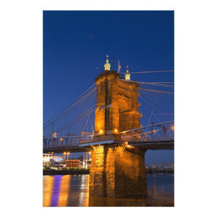 Foto El horizonte de Cincinnati, Ohio, EE. UU. al anoch