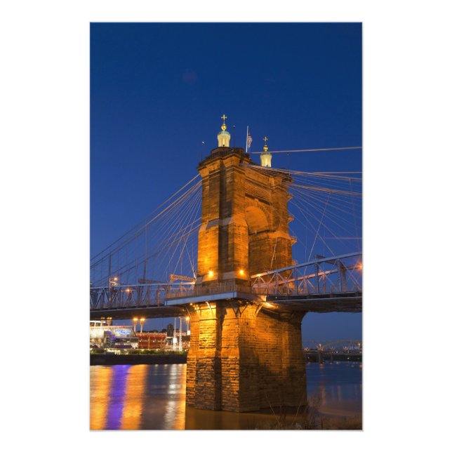 Foto El horizonte de Cincinnati, Ohio, EE. UU. al anoch (Frente)