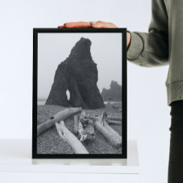 Foto El mar costero tiene pilas en blanco y negro