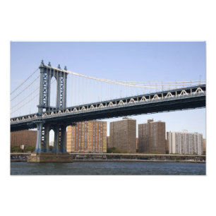Foto El puente de Manhattan que atraviesa el río Este