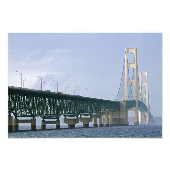Foto El puente Mackinac que recorre los estrechos de (Frente)