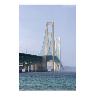 Foto El puente Mackinac que recorre los estrechos de