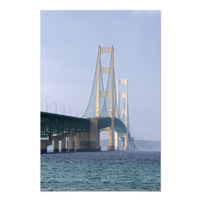 Foto El puente Mackinac que recorre los estrechos de (Frente)