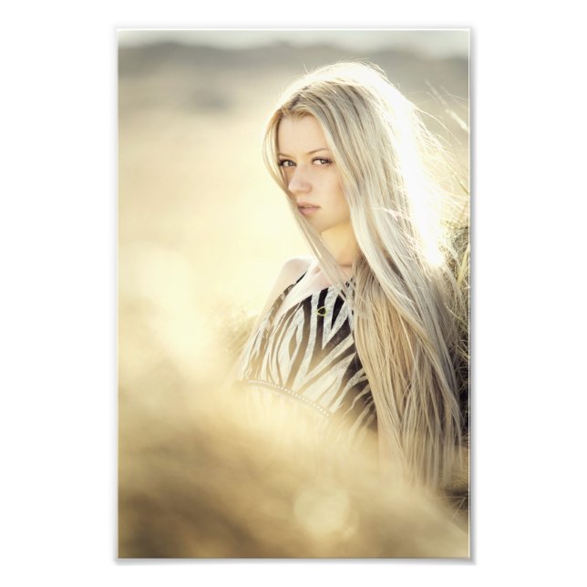 Foto Elegante Chica rubio en blanco y negro con ropa fi (Frente)